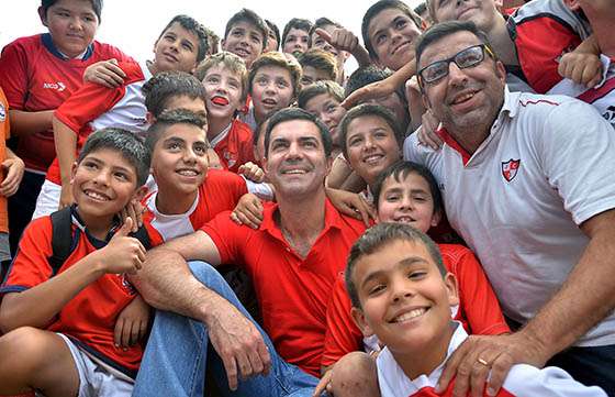 Urtubey asistió a la apertura del torneo de rugby infantil en Metán
