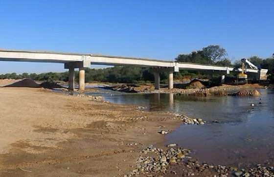 Concluyó el montaje de las vigas de hormigón en el puente del río Caraparí