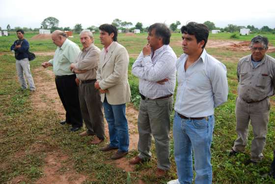 Entrega de terrenos a 60 familias de Apolinario Saravia 