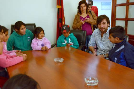 El ministro Costello recibió a la delegación escolar de una escuela rural de Las Juntas