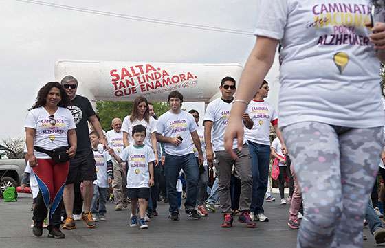 Con una importante convocatoria se desarrolló la Caminata Internacional por el Alzheimer