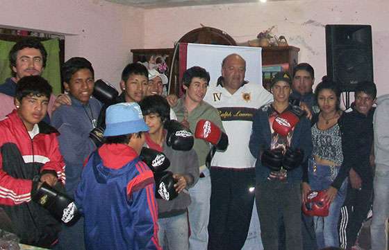 El Ministerio de Seguridad entregó elementos deportivos a una escuela de boxeo