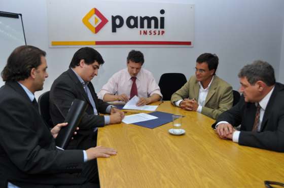 El Gobierno firmó con el PAMI un convenio para promover el turismo social 