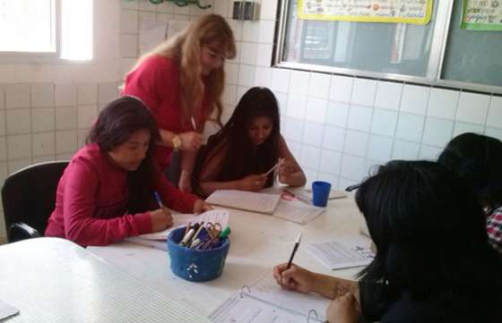 Taller de apoyo escolar en el Centro Marq’ay