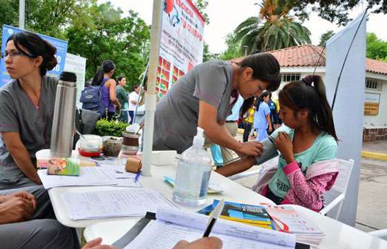 Se realizan ferias de salud en los barrios con acciones de promoción y prevención