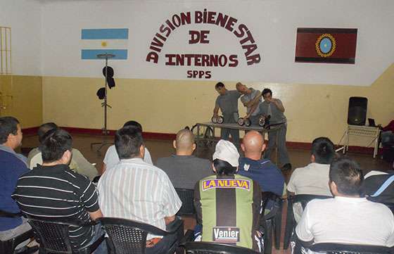 Presentaron un espectáculo de circo en el Penal de Villa las Rosas