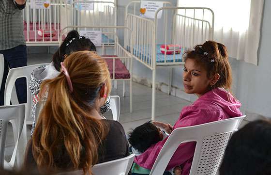 Abuelos del consejo barrial Norte Grande I acondicionaron y donaron cunas para madres adolescentes