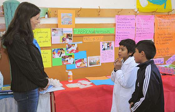 Niños de una escuela de Cerrillos producen hilo de fibra, papel de seda  y productos alimentarios
