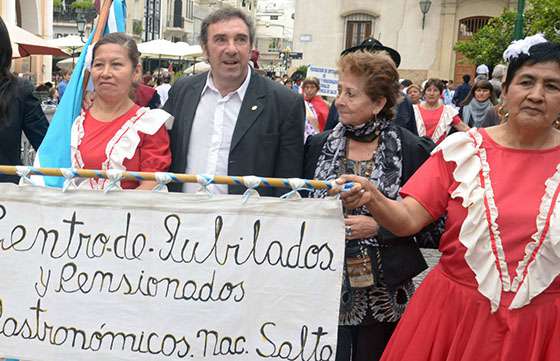 Los adultos mayores festejaron su día en la plaza 9 de Julio