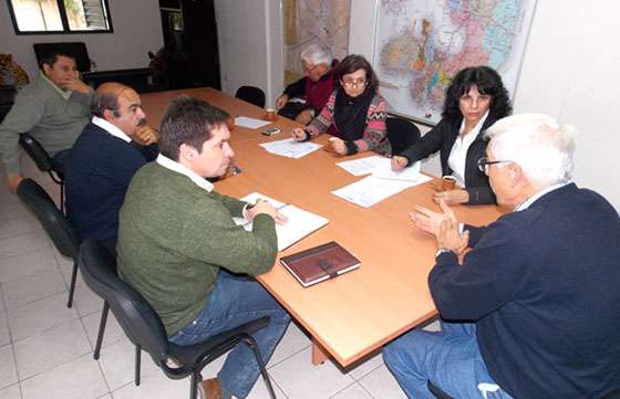 Funcionarios y representantes de la mesa hortícola evalúan medidas para proteger los cultivos