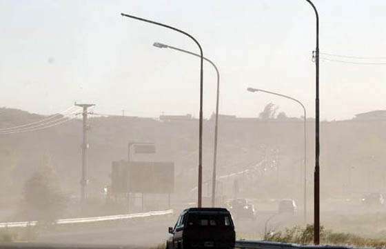 Personal de Defensa Civil trabajó en varios puntos de la provincia por efectos del viento Zonda