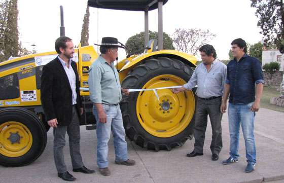 El Gobierno provincial entregó más tractores para el desarrollo de pequeños productores salteños