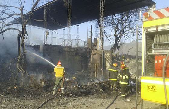 Se trabaja en el enfriamiento de la superficie afectada tras el incendio de la Planta Recicladora