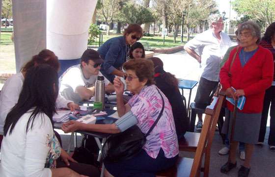 Feria de promoción de salud de los adultos mayores en la plaza Evita