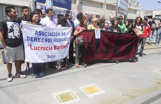 Colocaron baldosas en memoria de dos desaparecidos