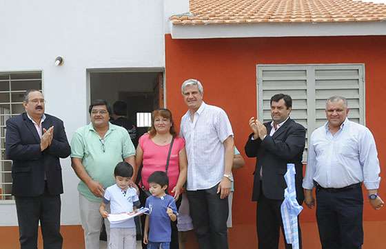 Cien familias de Tartagal recibieron las llaves de sus nuevas viviendas