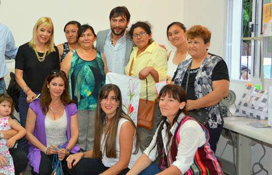 El ministro Costello entregó donaciones a madres de la Fundación por Nuestros Niños