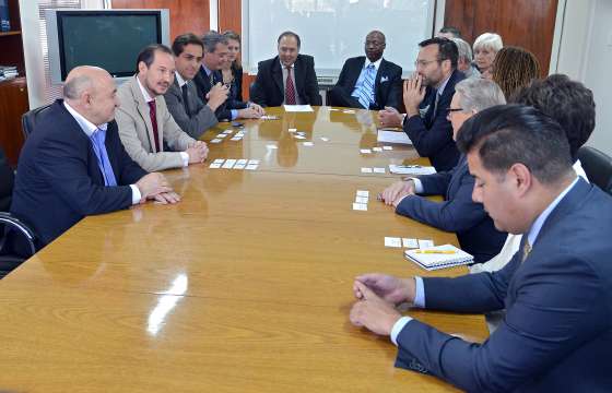 El ministro Saravia se reunió con senadores del Estado de California