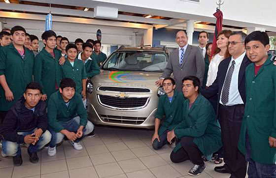 Alumnos de la escuela técnica 3139 podrán realizar prácticas en mecánica con un nuevo automóvil