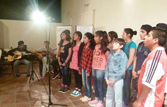 El coro de la escuela de villa Asunción se presentó en el Mercado Artesanal