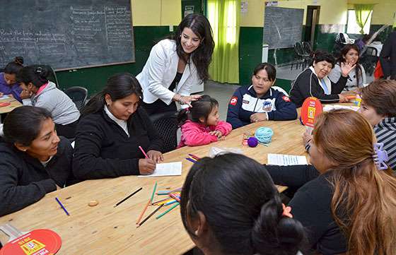 Beneficiarias del programa Ellas Hacen participan en talleres artísticos