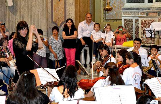 Niños del coro de villa Asunción y la orquesta del Hogar Escuela brindaron un espectáculo en la Iglesia San Francisco