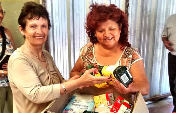 Adultos mayores entregaron mercadería al comedor Sopita de Letras