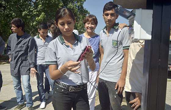 Jóvenes de General Güemes diseñaron un cargador solar para dispositivos tecnológicos