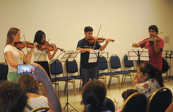 Alumnos avanzados de la escuela de música brindaron un  concierto de fin de año