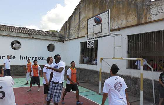 Integrantes de Salta Basket visitaron el Penal de Villa las Rosas