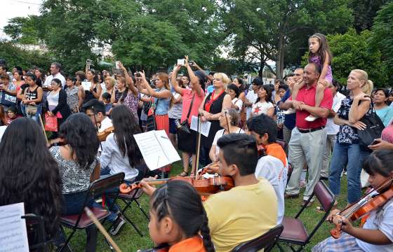 450 niños y jóvenes de orquestas y coros escolares presentaron repertorios musicales en el Mercado Artesanal