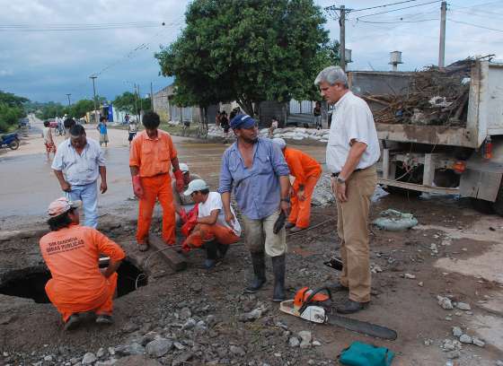 Zottos recorrió las zonas afectadas por la rotura de un canal de desagües en Metán