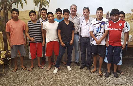 El ministro Gómez Almarás visitó la residencia para jóvenes de pueblos originarios