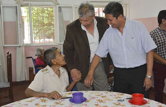 El ministro Gómez Almarás visitó el hogar Santa Ana