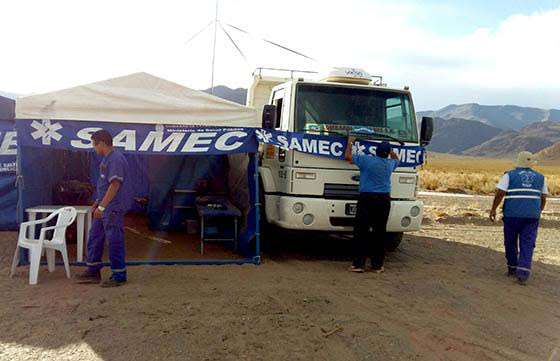 Samec asiste a espectadores del Dakar