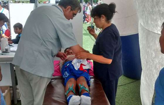 Controlan el estado de salud de los niños que participan de las escuelas de fútbol de verano