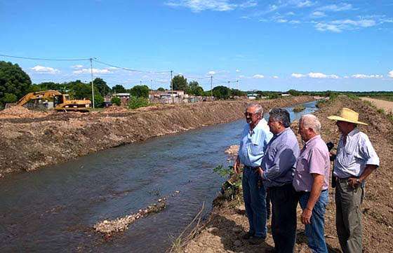 Continúan los trabajos para evitar inundaciones en Hipólito Yrigoyen