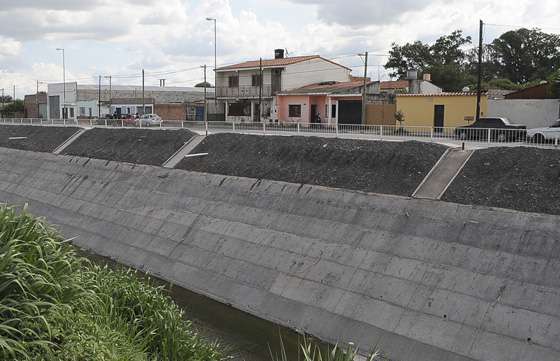 Restauraron el canal de avenida Hipólito Yrigoyen