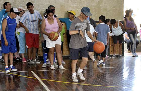 Los niños, jóvenes y adultos con discapacidad muestran su trabajo semanal en la colonia de vacaciones