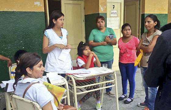 Las maestras socioeducativas brindan apoyo escolar en las Escuelas Abiertas