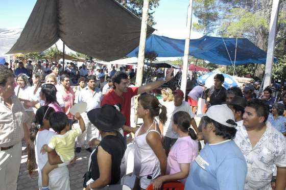 En La Viña el gobernador Urtubey participó del 8° festival del Humor y Canto