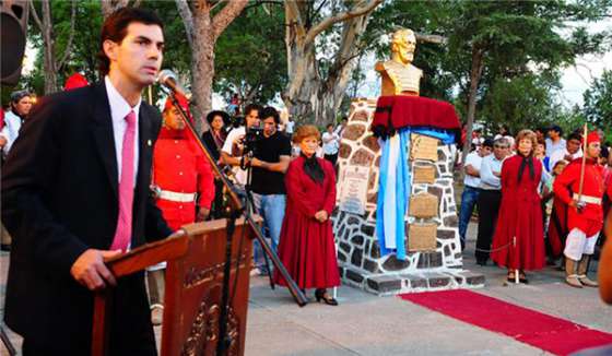 En General Güemes, el Gobernador presidió el acto en honor al Héroe Gaucho