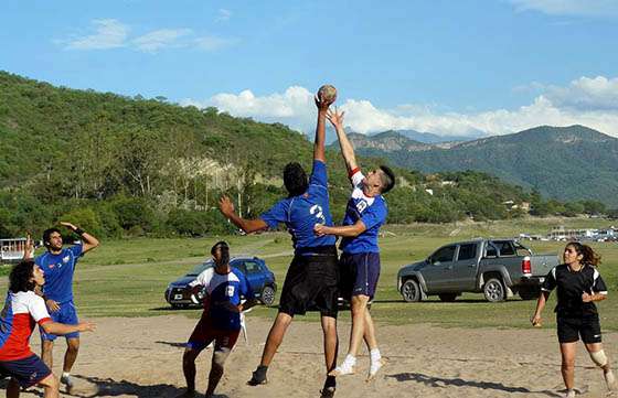 Presentan el torneo de beach vóley y beach handball Moldes 2016