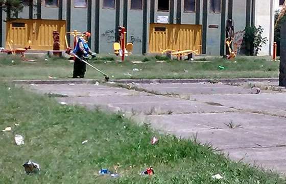 Continúan las  tareas de desmalezamiento en barrios, escuelas y playones del área metropolitana