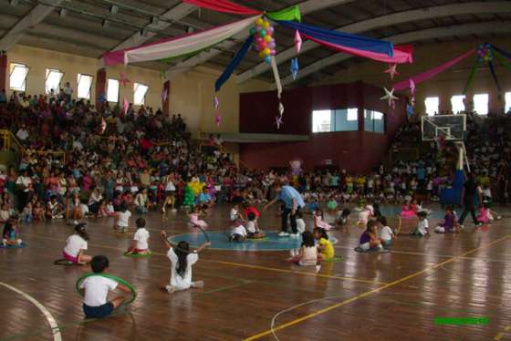 Colorida exhibición de los niños de la colonia de vacaciones