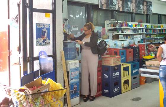 Defensa del Consumidor decomisó mercadería vencida y sin etiqueta en un súper chino