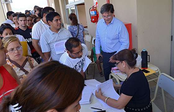 Gran concurrencia de padres a la inscripción de alumnos en la escuela primaria de El Huayco