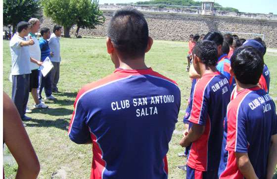 Jugadores y cuerpo técnico de San Antonio visitaron el penal de Villa las Rosas