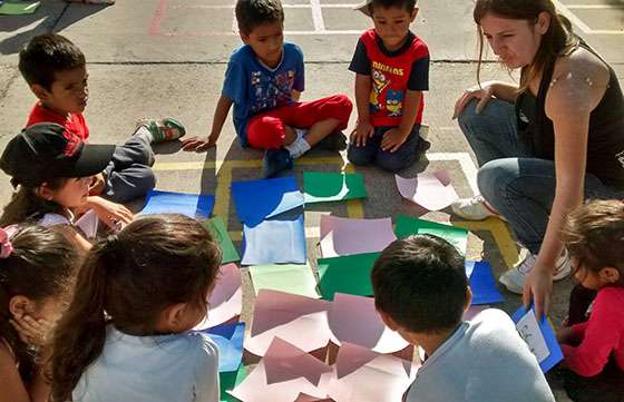 Jugando los niños aprenden sobre derechos humanos en el Parque Bicentenario