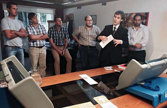 Vecinos y autoridades de Villa General Belgrano practicaron con la boleta única electrónica en una simulación de votación